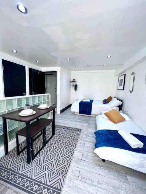 Studio Apartment In Лондон Екстериор снимка
